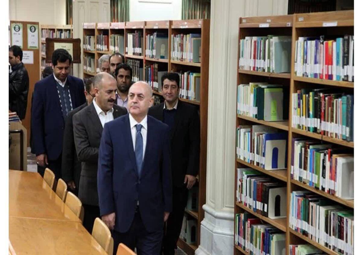 بازدیدبیش از ۹۰۰ زائر و گردشگر داخلی و خارجی از کتابخانه مرکزی آستان قدس رضوی