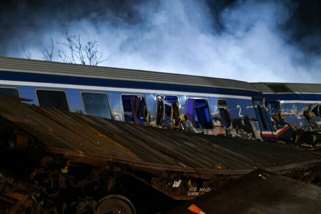 تصادف دو قطار در یونان ۱۱۷ کشته و زخمی برجای گذاشت + عکس