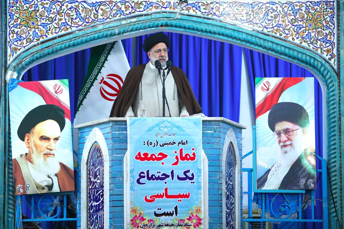 رئیس جمهور تلاش خستگی‌ناپذیر و گرفتار حاشیه نشدن را از مهم‌ترین دستور کار‌های دولت برشمرد و گفت: دشمنان در تلاش هستند یک روز با اغتشاشات خیابانی، روز دیگر با اختلال در بازار ارز و امروز با ایجاد فتنه در مدارس و نگران‌کردن خانواده‌ها در کشور توطئه می‌کنند.