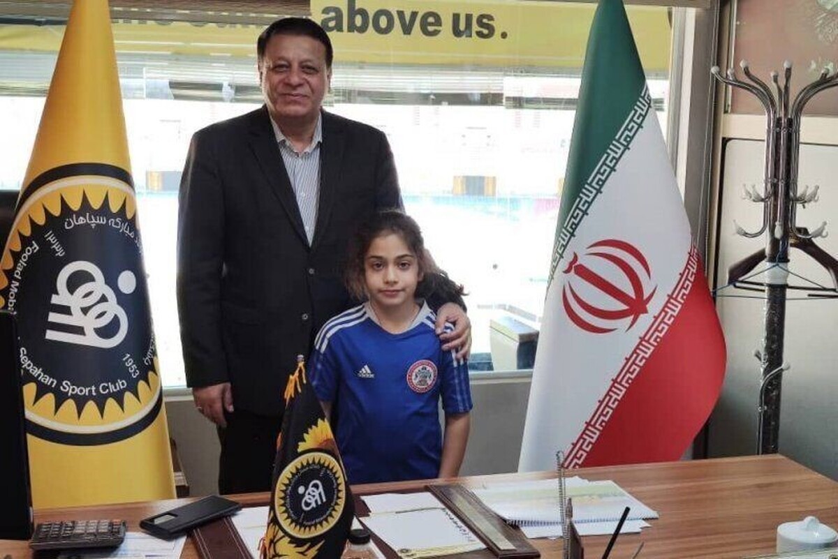 آرات حسینی، کودک نابغه فوتبال ایران، با سپاهان قرارداد بست + عکس