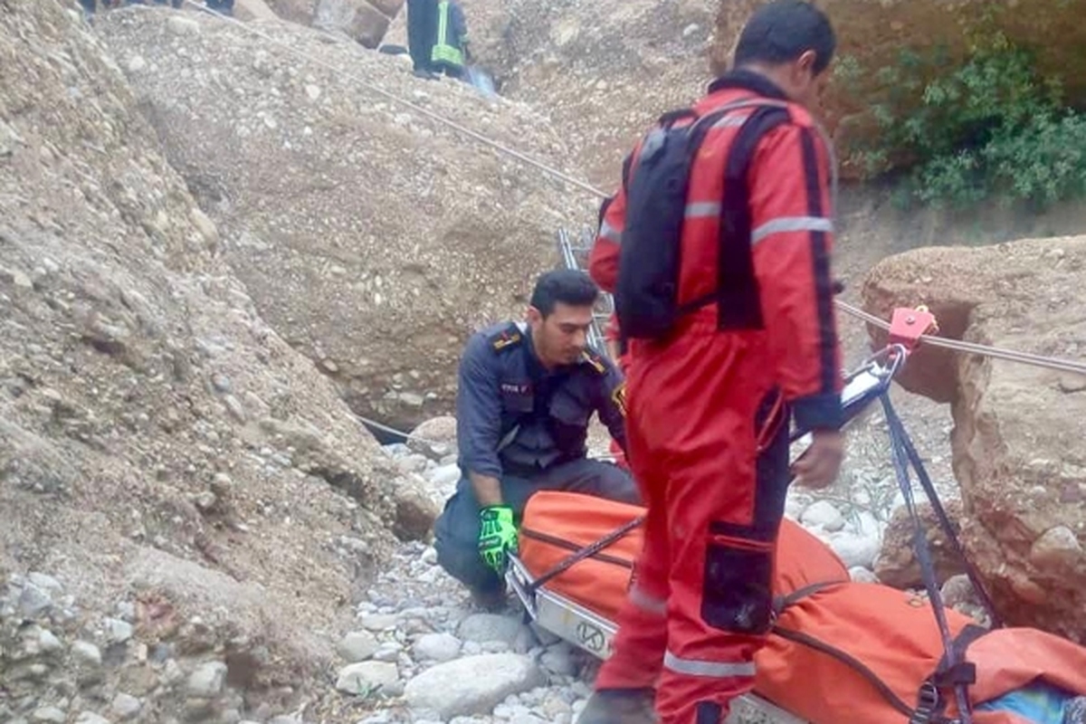 نجات ۱ زن و دو کودک گرفتار در ارتفاعات خلج توسط آتش نشانان