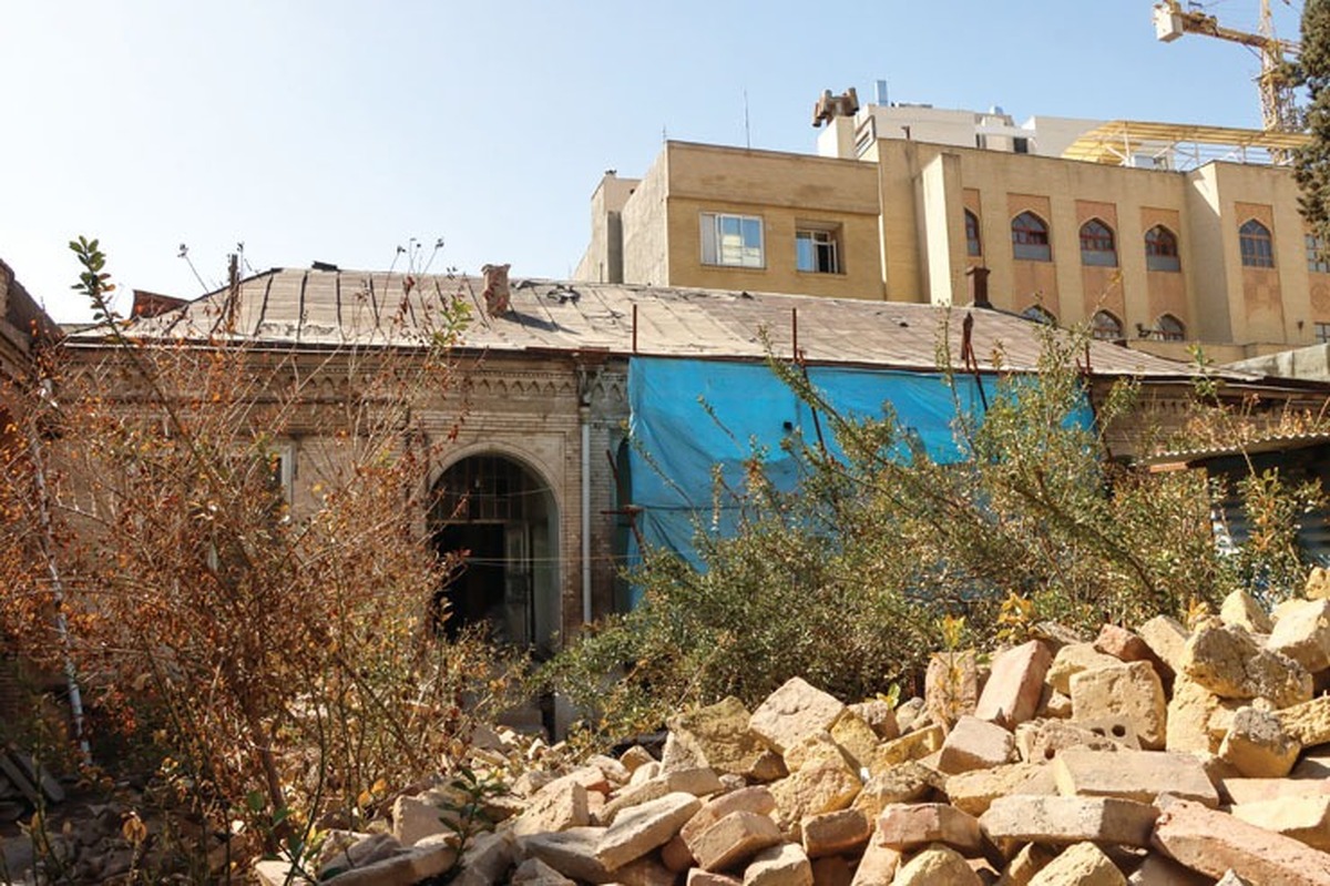 بزرگ‌ترین خانه تاریخی مشهد در مسیر مرمت | شوق زندگی در میان آوار‌های «کوزه‌کنانی»