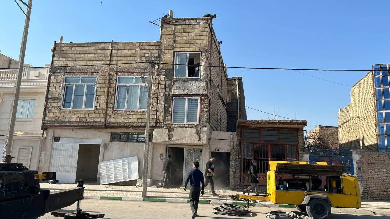 تخریب یک باب منزل مسکونی به دستور قوه قضاییه در منطقه اسماعیل آباد مشهد
