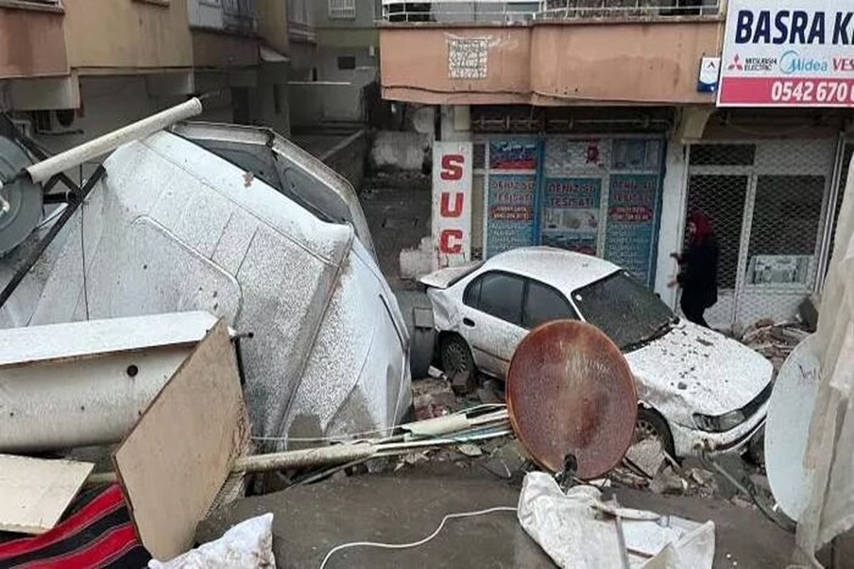 ویدئو| وضعیت ماشین‌های ترکیه پارک شده در خیابان بعد از زلزله