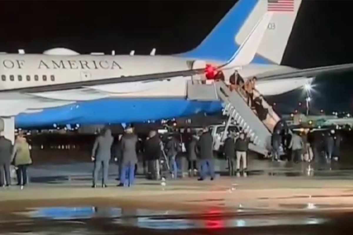 ویدئو | بایدن از پله‌های هواپیما سقوط کرد؟