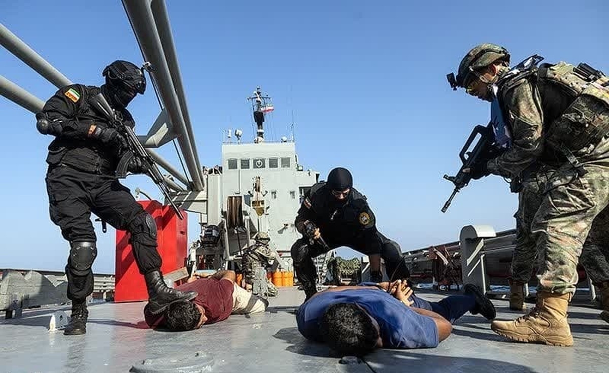 اجرای عملیات آزاد‌سازی کشتی ربوده شده توسط دزدان دریایی در رزمایش امنیت دریایی ۲۰۲۳+ جزئیات