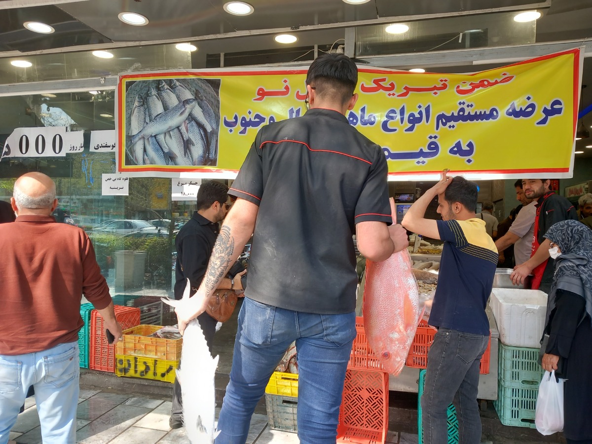 ماهی شب عید در بازار مشهد چند؟ | تقاضای حداقلی زیر سایه گرانی قیمت ها + فیلم