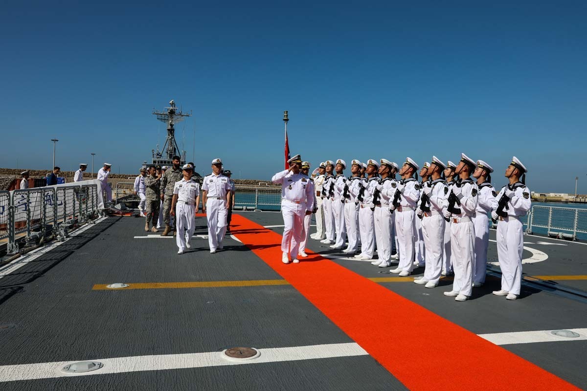 فرمانده نیروی دریایی ارتش از ناوشکن‌های چین و روسیه بازدید کرد