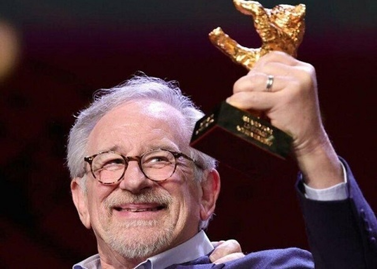 خرس طلایی افتخاری برلین در دستان استیون اسپیلبرگ کارگردان فیلم «فبلمنز»
