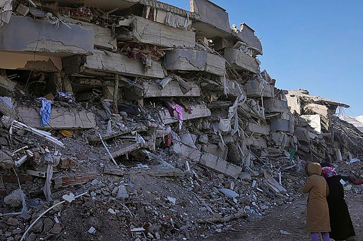 ویدئو| ساختمانی که در زلزله ترکیه از جا کنده شد