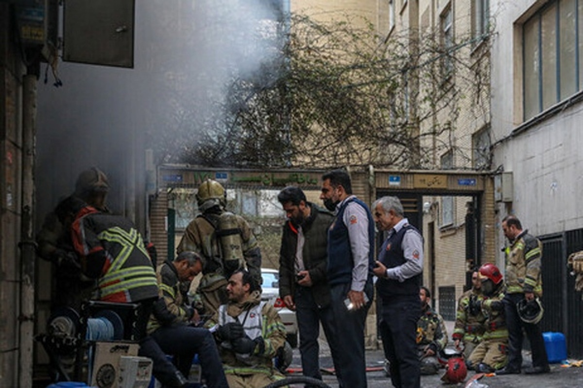 آتش‌سوزی در ساختمان ۱۰ طبقه تهران | شهادت آتش‌نشان تهرانی + تصاویر و فیلم