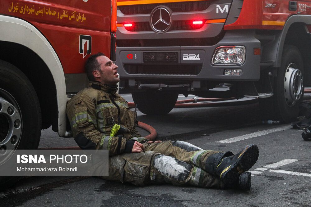 آتش‌سوزی در ساختمان ۱۰ طبقه تهران | شهادت آتش‌نشان تهرانی + تصاویر و فیلم