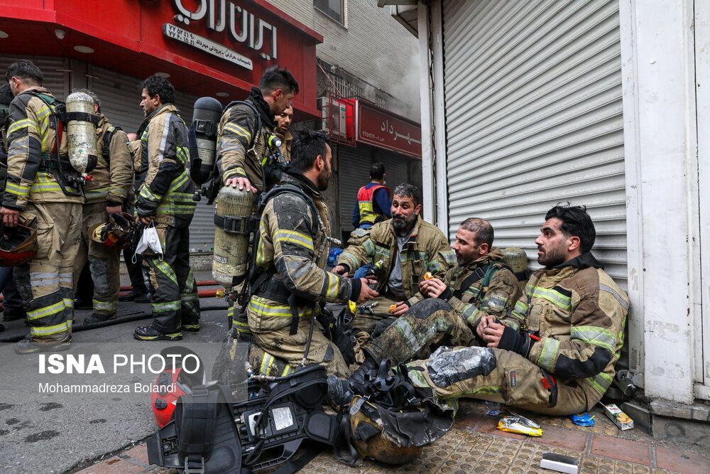 آتش‌سوزی در ساختمان ۱۰ طبقه تهران | شهادت آتش‌نشان تهرانی + تصاویر و فیلم