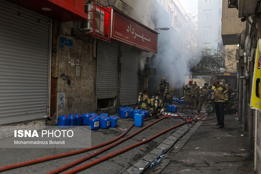 آتش‌سوزی در ساختمان ۱۰ طبقه تهران | شهادت آتش‌نشان تهرانی + تصاویر و فیلم