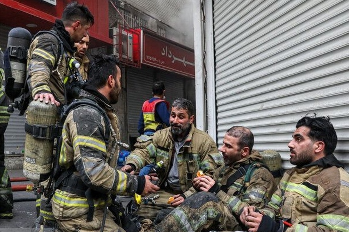 شهادت یک آتش‌نشان در حریق ساختمان خیابان بهار تهران | تصویر شهید آتش‌نشان، رضا دارابی + فیلم