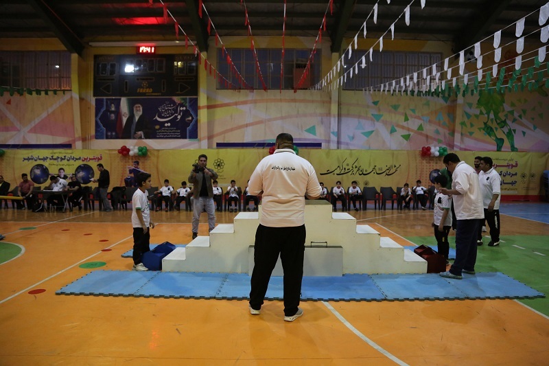 مردانی کوچک در نخستین دوره مسابقات «قوی‌ترین مردان کوچک جهان‌شهر» مشهد