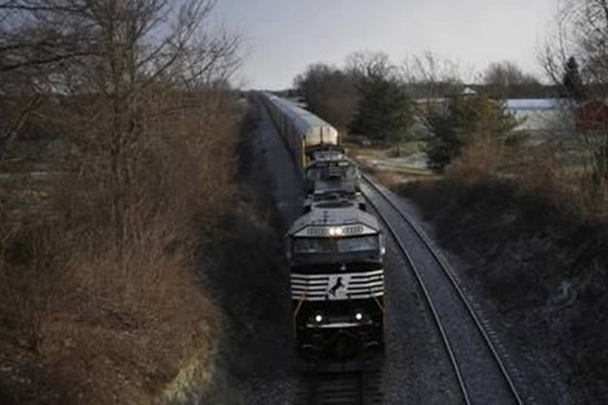 یک قطار در آمریکا از ریل خارج شد + عکس
