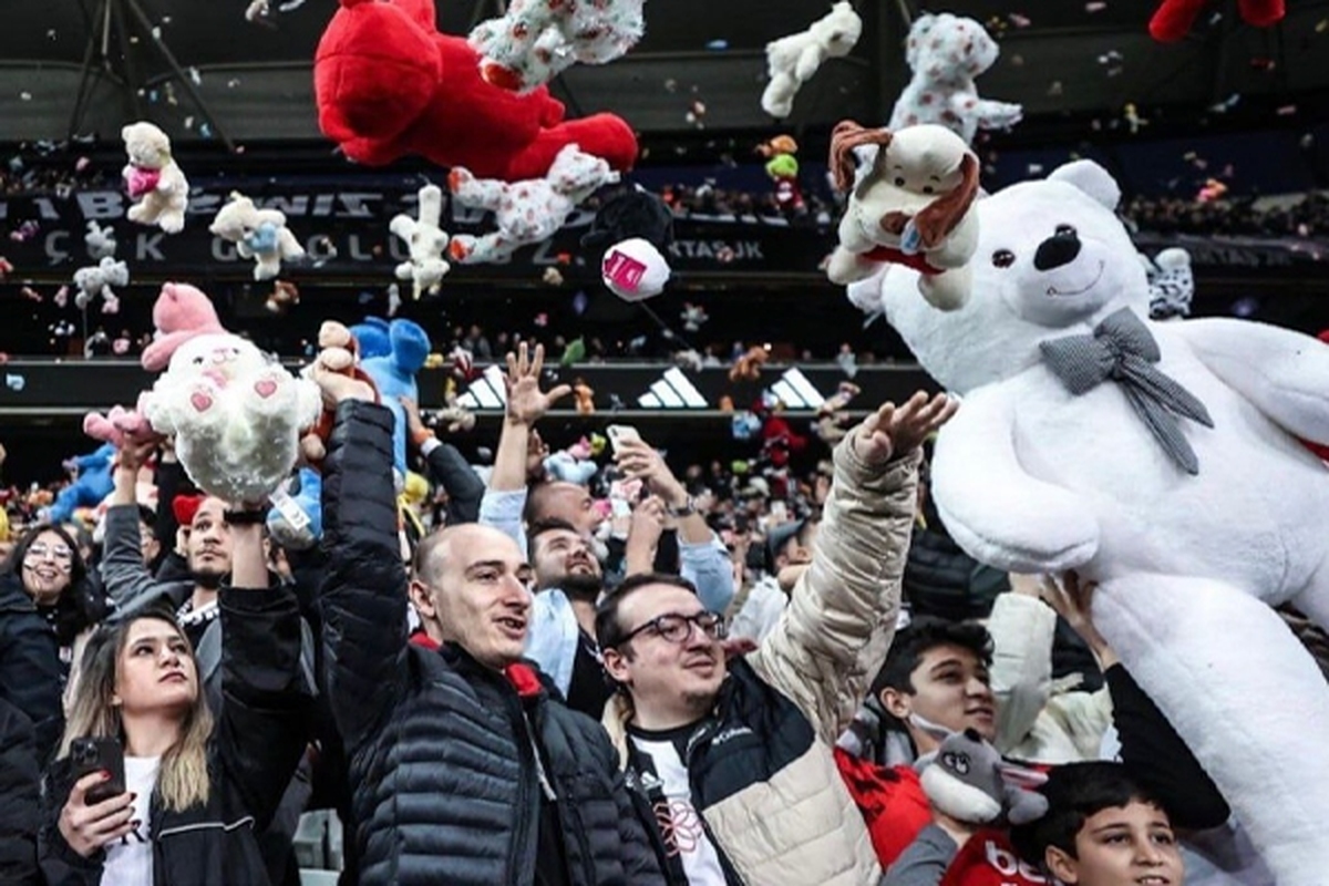 عروسک‌باران زمین فوتبال توسط هواداران بشیکتاش | صدها عروسک برای کودکان مناطق زلزله‌زده ترکیه جمع شد + فیلم و تصاویر