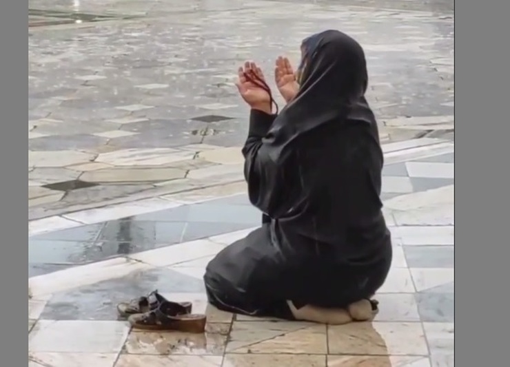 ویدئو | دعا می‌کنم تا اجابت بشه | باران در حرم رضوی