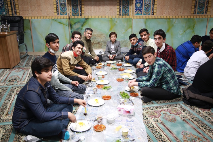 روز معلم | تجلیل متفاوت ۱۰۰ دانش‌آموز دبیرستان هاشمی‌نژاد ۴ از آموزگار درگذشته‌ خود