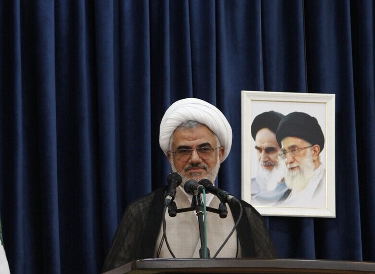 امام‌جمعه بندرعباس: دشمن به دنبال شرطی‌کردن اقتصاد ایران است| منتظر برجام نمی‌مانیم