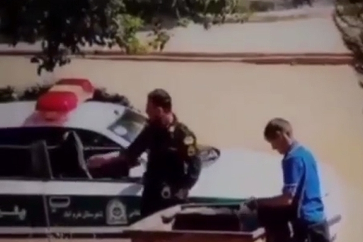 ویدئو | برخورد دوستانه پلیس با فردی که ضایعات جمع می‌کند