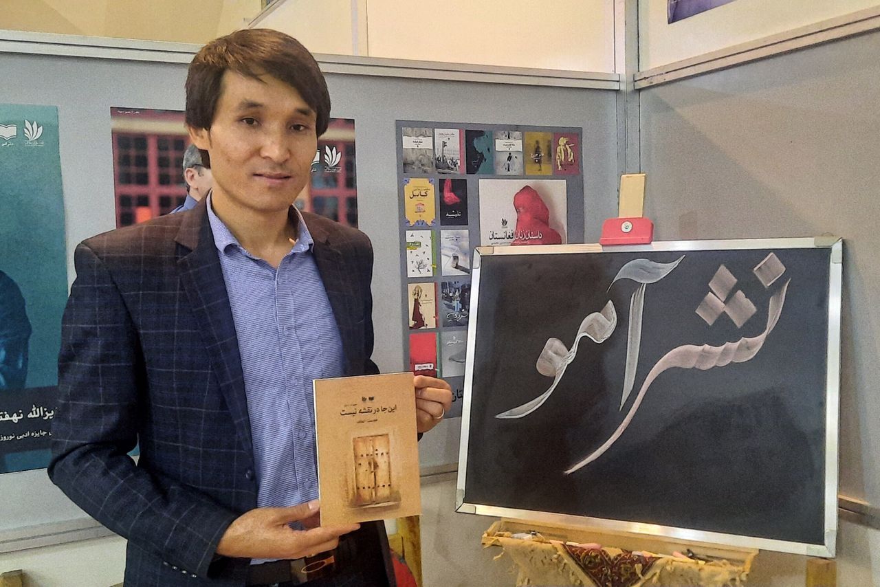 رونمایی و جشن امضای کتاب «اینجا در نقشه نیست» در نمایشگاه تهران برگزار شد