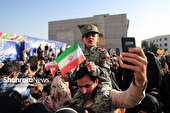اجرای سرود «سلام فرمانده» با حضور دهه هشتادی و نودی ها در عرصه میدان شهدا مشهد