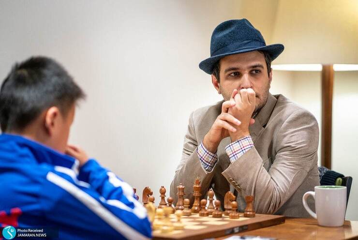 استاد بزرگ ایرانی به کودکان پناهنده افغانستانی شطرنج آموزش می‌دهد
