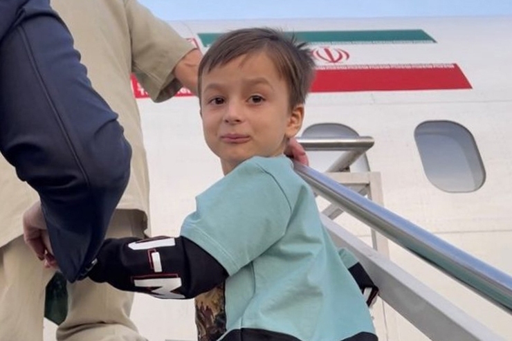 پسر ۸ ساله افغانستانی پس از ۵ماه دوری به خانه بازگشت + فیلم