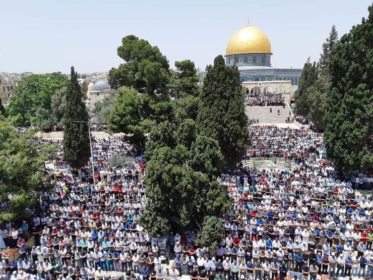 ورود ده ها هزار فلسطینی روزه دار به مسجد الاقصی