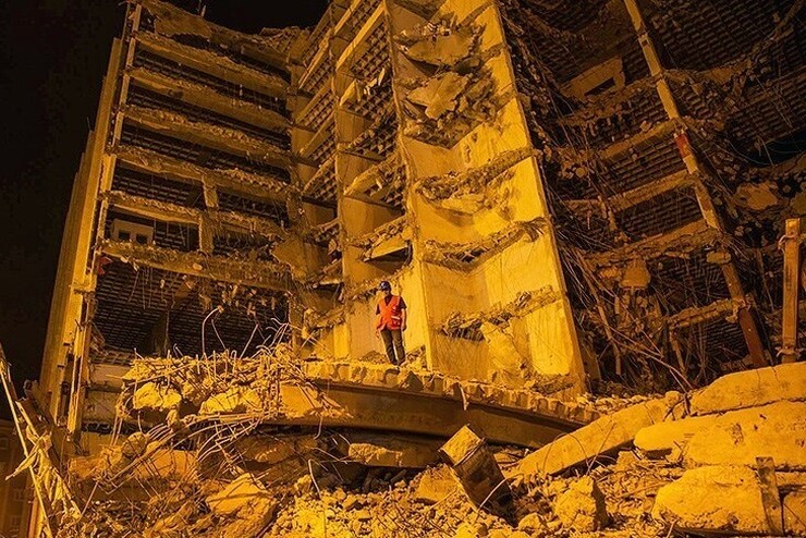 استاندار خوزستان: بقایای متروپل از طبقات بالا تخریب می‌شود| تا یافتن آخرین جسد تلاش می‌کنیم