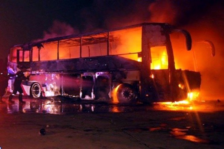 اتوبوس مسافری مشهد به یزد در آتش سوخت (۱۳ خردادماه ۱۴۰۱)