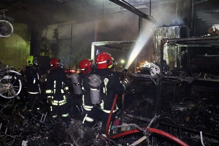 مهار آتش‌سوزی مهیب در ۳ باب مغازه فروش موتور و دوچرخه در بولوار وحدت مشهد