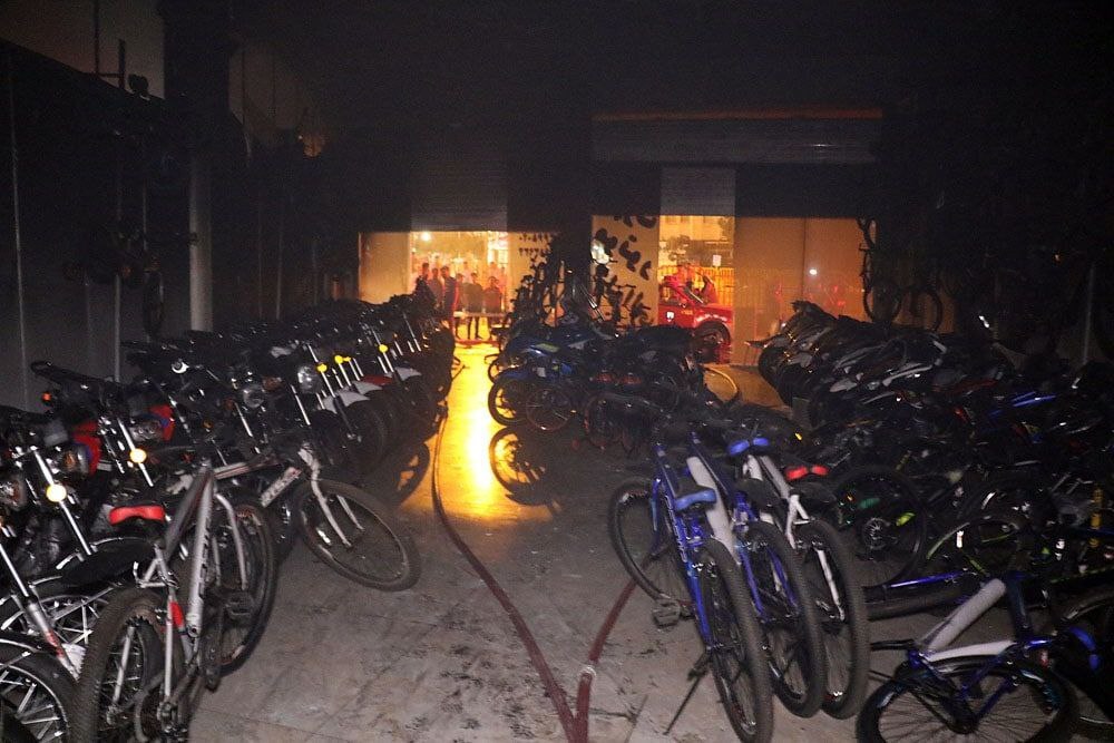 سه فروشگاه موتور و دوچرخه در خیابان وحدت مشهد دچار حریق شد