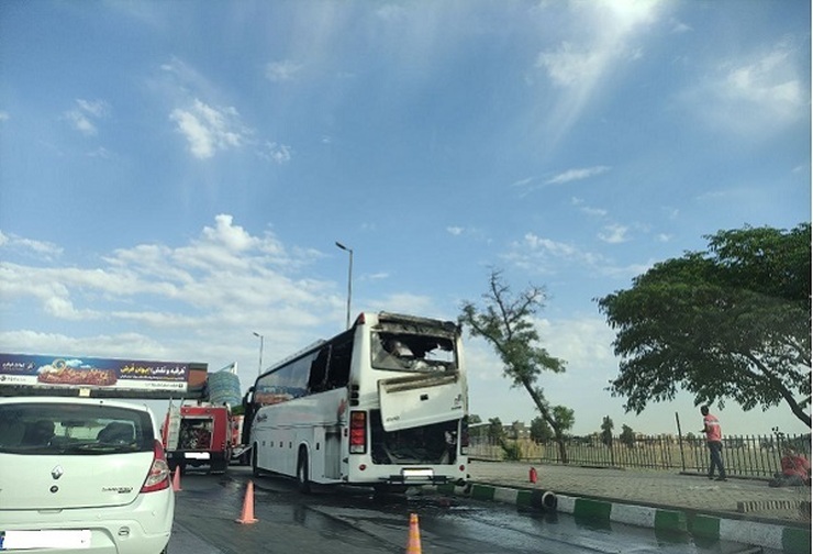 شهروند خبرنگار| آتش سوزی یک دستگاه اتوبوس در بلوار وکیل آباد مشهد