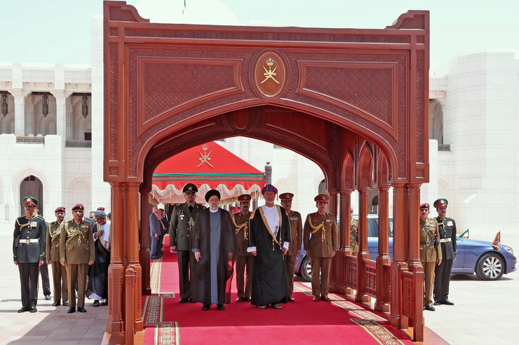استقبال رسمی سلطان عمان از آیت‌الله رئیسی در کاخ العلم مسقط