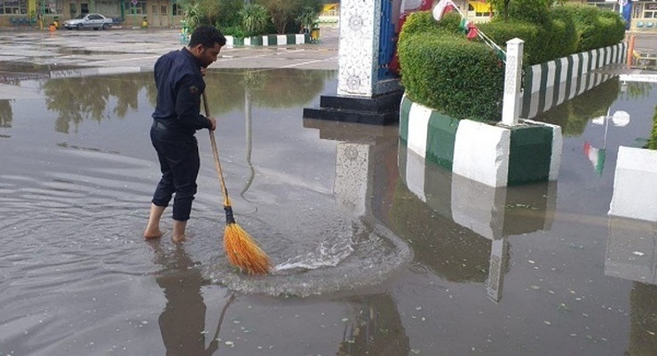 شهروند خبرنگار| تعهد و احساس مسئولیت شهروند مشهدی در پی بارش شدید باران در مشهد