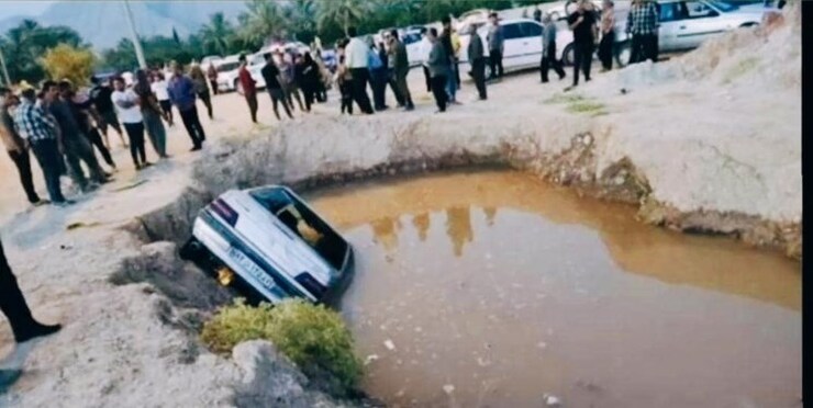 جان باختن ۳ عضو یک خانواده به دلیل سقوط خودرو در گودال آب