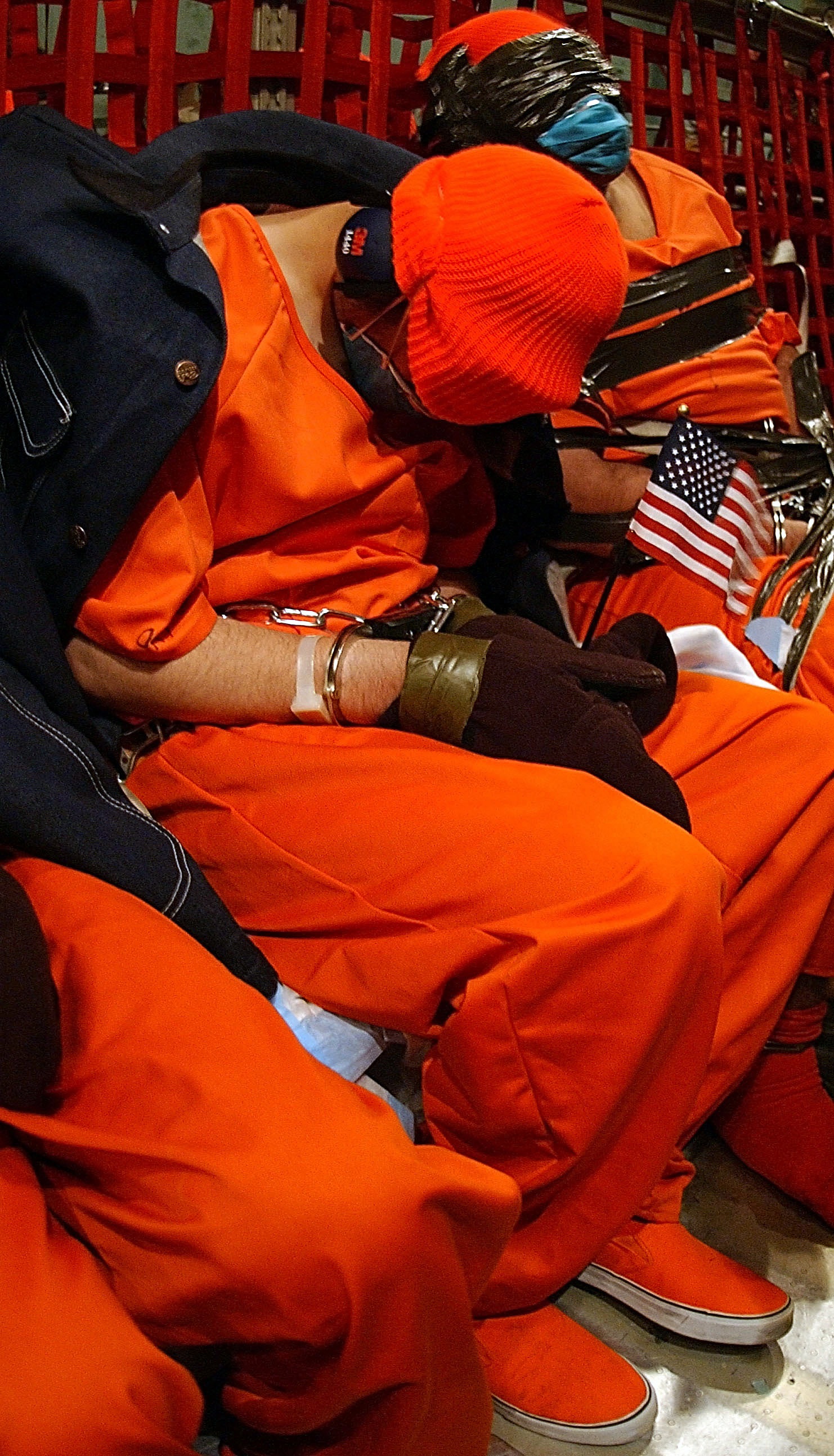 نیویورک تایمز عکس‌هایی دیده نشده از روزهای اول زندان گوانتانامو منتشر کرد + عکس