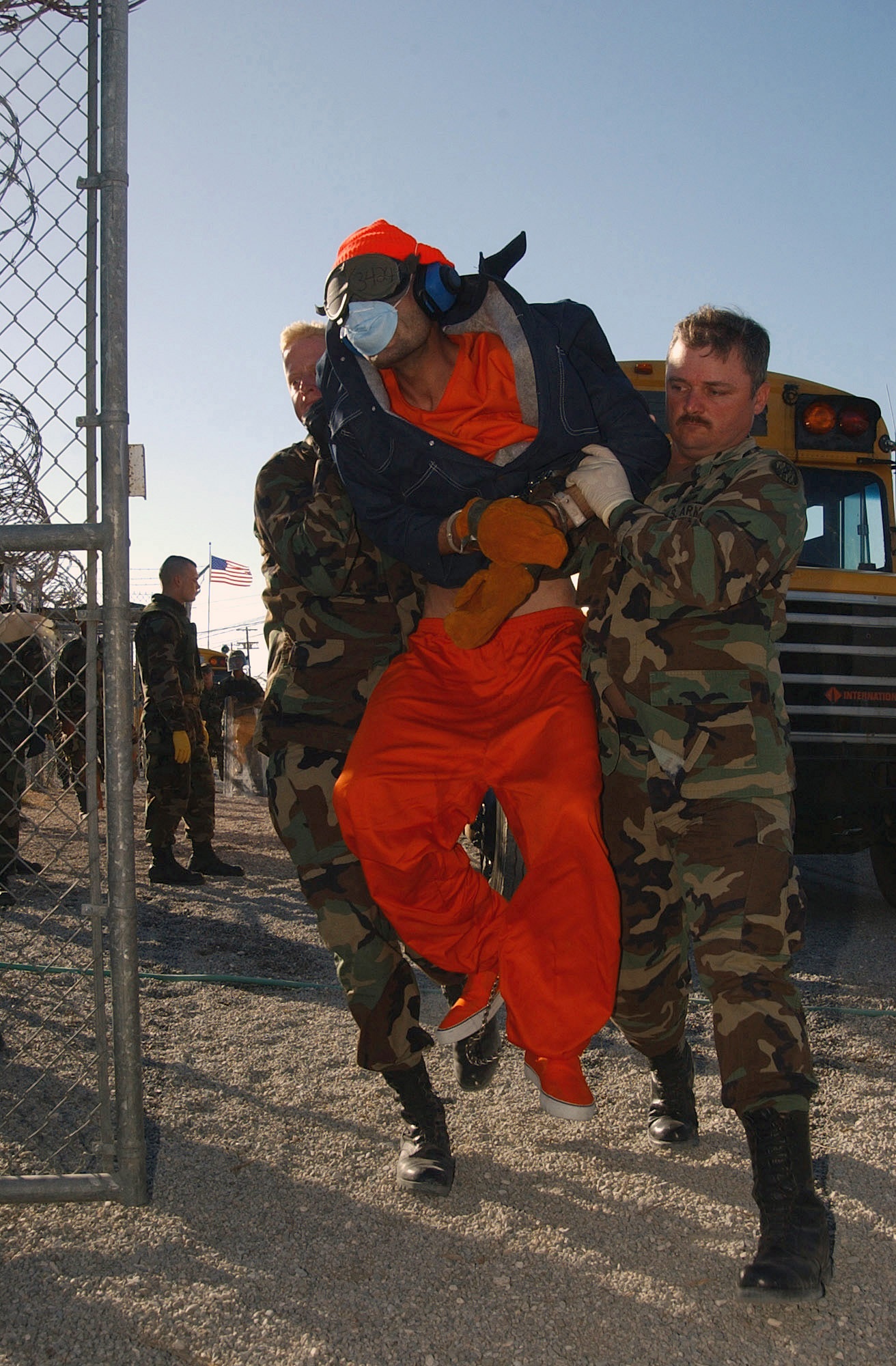 نیویورک تایمز عکس‌هایی دیده نشده از روزهای اول زندان گوانتانامو منتشر کرد + عکس
