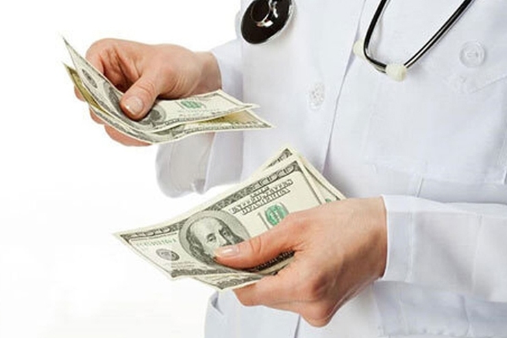 جنجال شگرد جدید فرار مالیاتی پزشکانی | دریافت سکه و دلار به جای هزینه ویزیت
