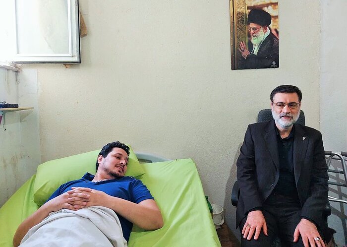رییس بنیاد شهید از جانباز افغانستانی مدافع حرم در مشهد عیادت کرد+ عکس