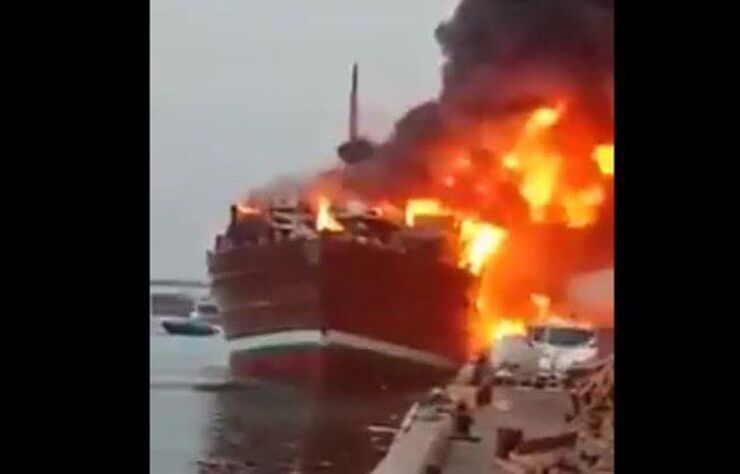 کشتی حامل خودرو در دبی آتش گرفت + فیلم