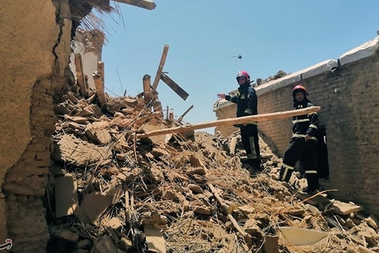 ریزش ساختمان متروکه در سنندج | ۶ نفر زیر آوارند + عکس