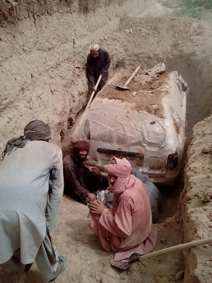 طالبان ماشین ملاعمر را از زیر خاک درآوردند + عکس
