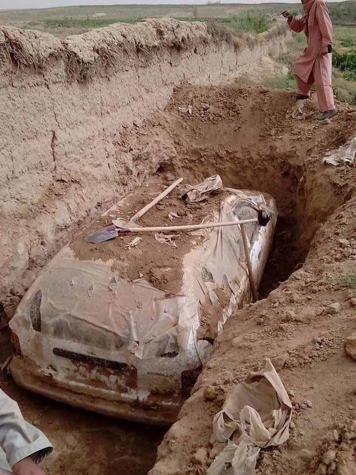 طالبان ماشین ملاعمر را از زیر خاک درآوردند + عکس