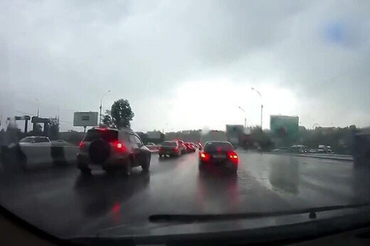 ویدئو| لحظه برخورد صاعقه به یک خودرو