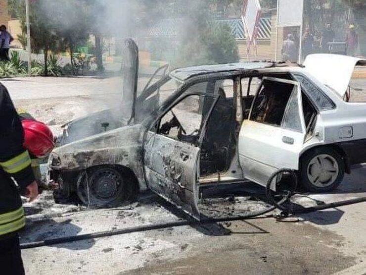 آتش سوزی شدید خودروی پراید در مشهد + فیلم و عکس