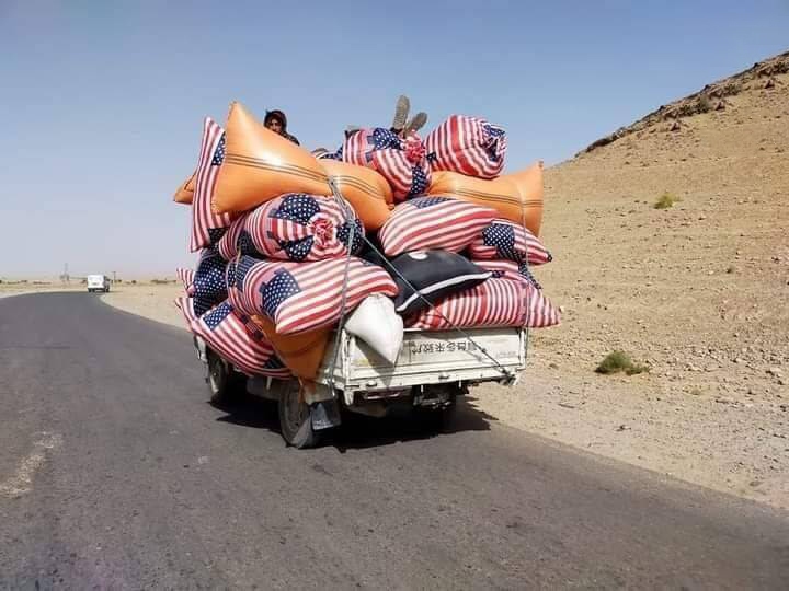 پرچم‌های به جای مانده آمریکا در افغانستان کیسه کاه شد + عکس
